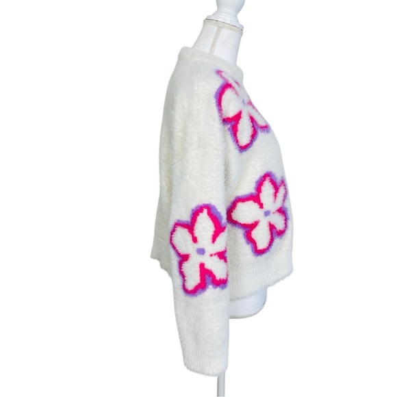 Bershka Fluffy Floral Logo Sweater in White - Picture 6 of 11